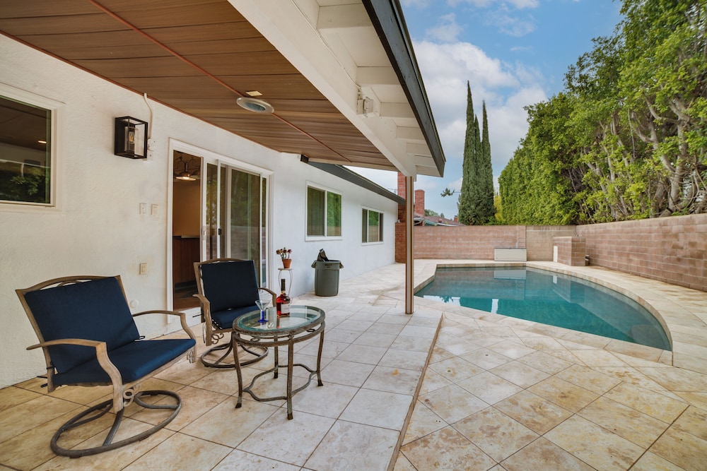 Private Pool & Patio: Luxe Encino Family Getaway