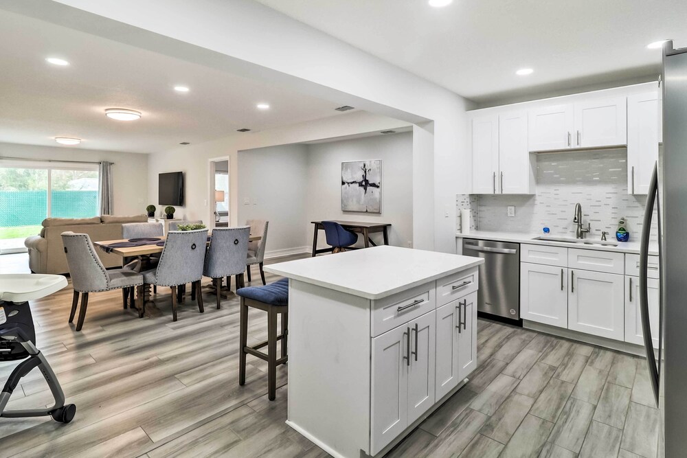 Charming Florida Home, Half-mile to Beach! view 4