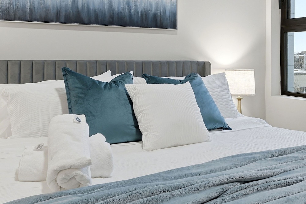 Comfy Condo - Gym Free Parking Modern Amenities