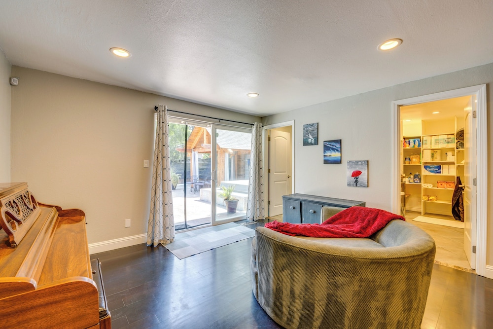 Hot Tub + Sauna: Home 8 Mi to Downtown Tacoma!
