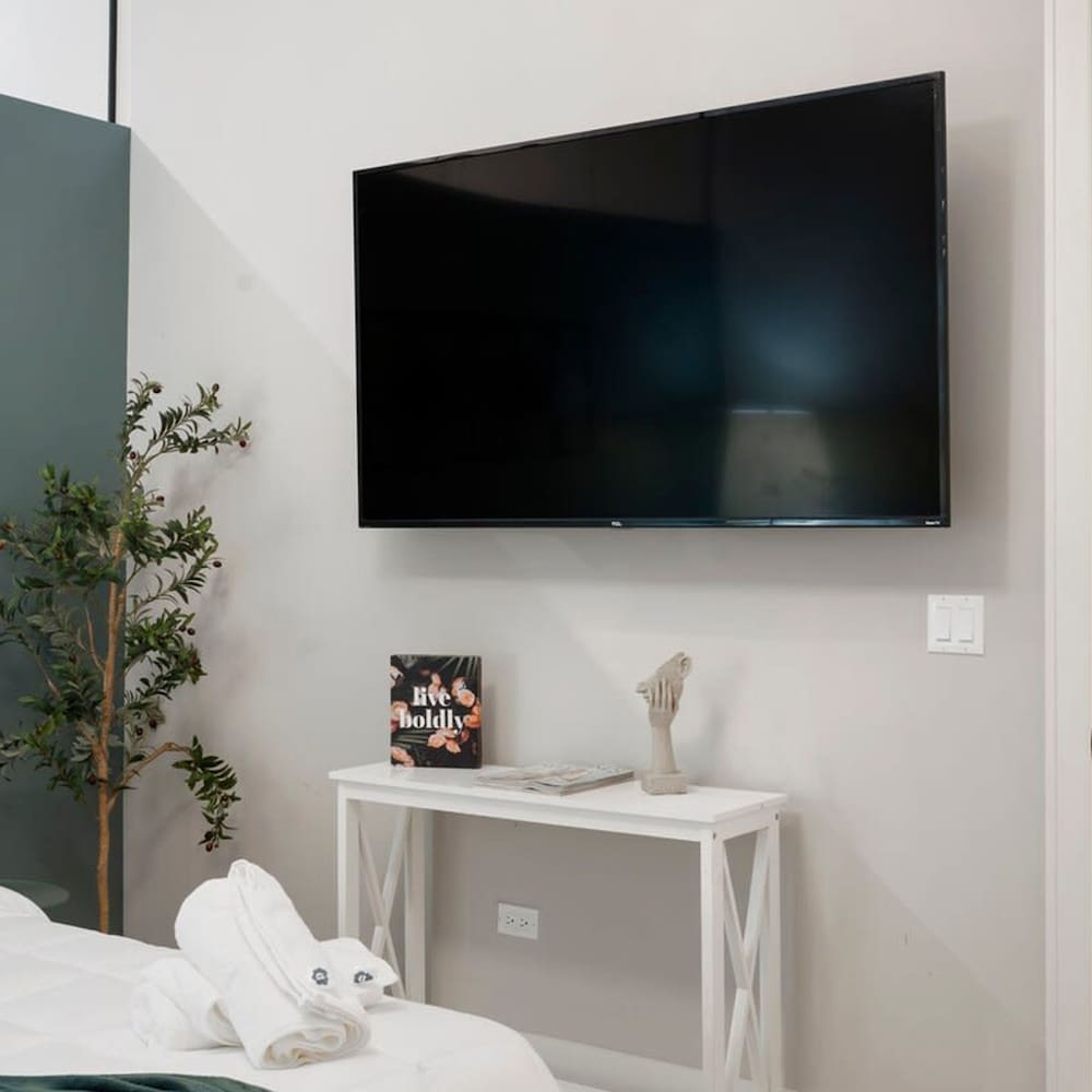 Chic River North Condo 2BR 2BA With Private Balcony