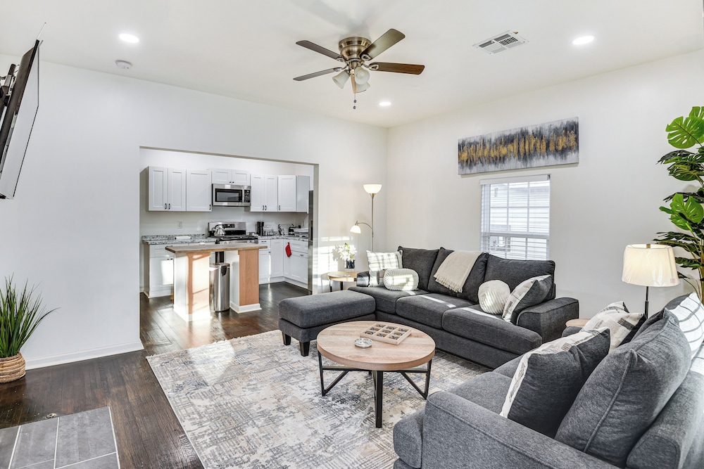 1 Mi to Tulsa Arts District: Updated Home w/ Deck!