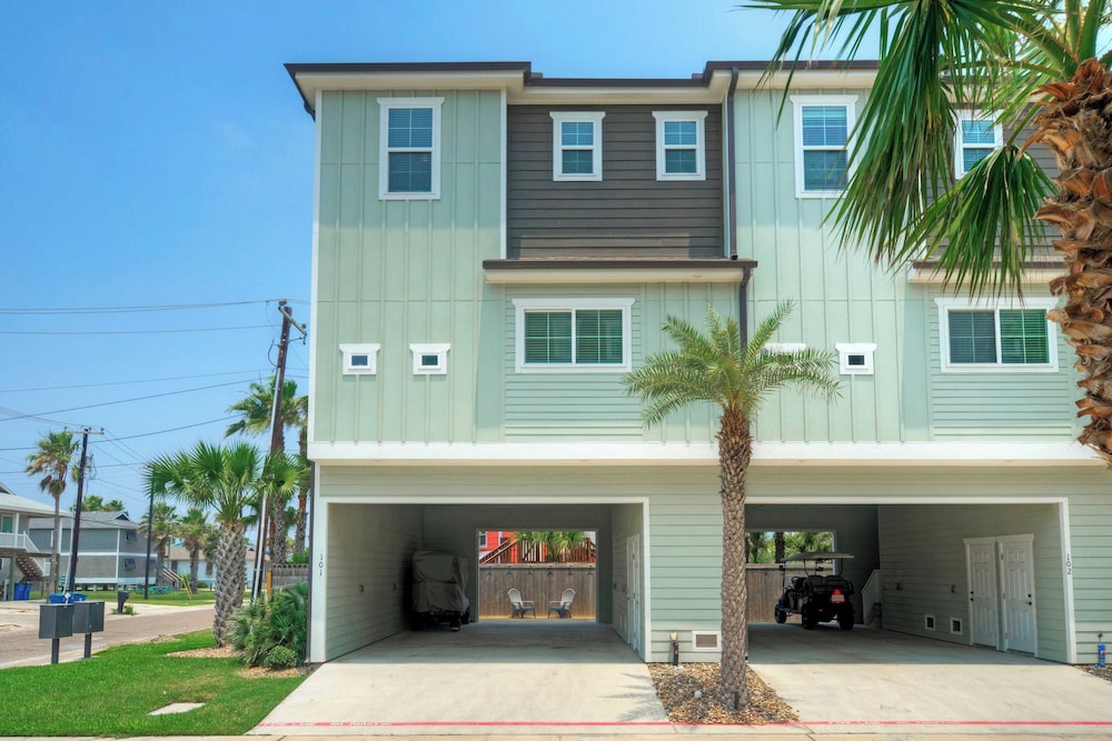 Sleeps 33! 4 Condos, Walk to the Beach, Resort-style Pool, Endless Summer Resort