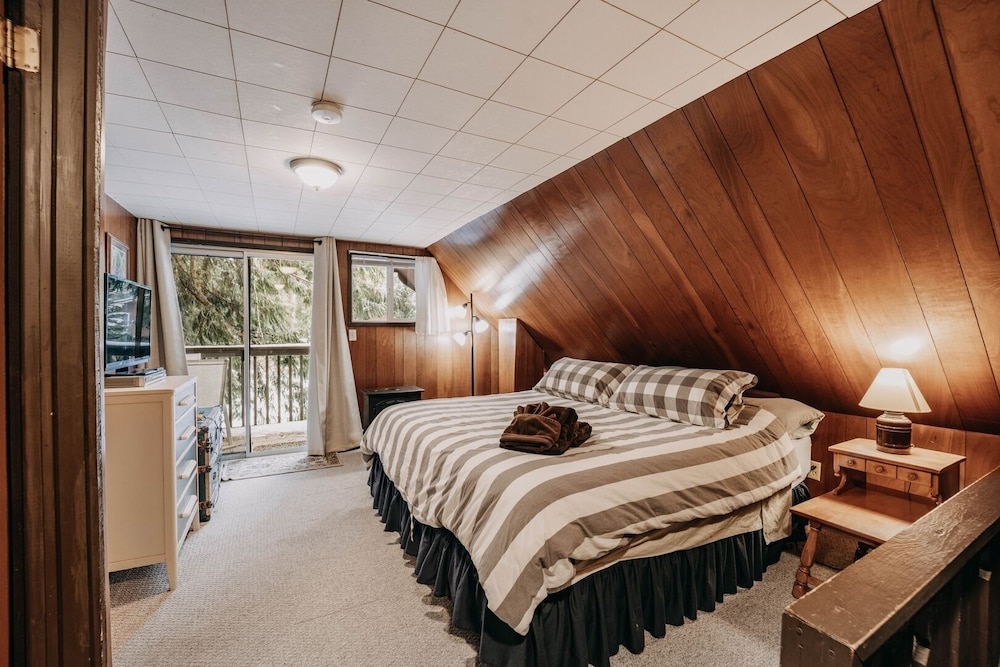 63mbr - Hot Tub - Bbq - Pets Ok - Wifi - Sleeps 6 2 Bedroom Home by RedAwning