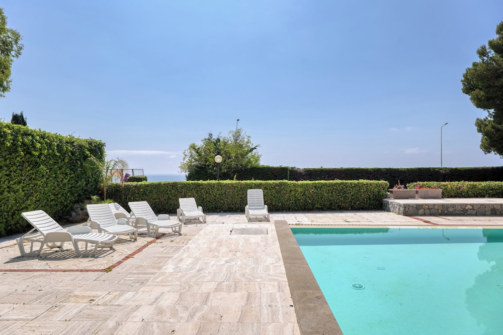 Hanbury Apt Pool And Sea