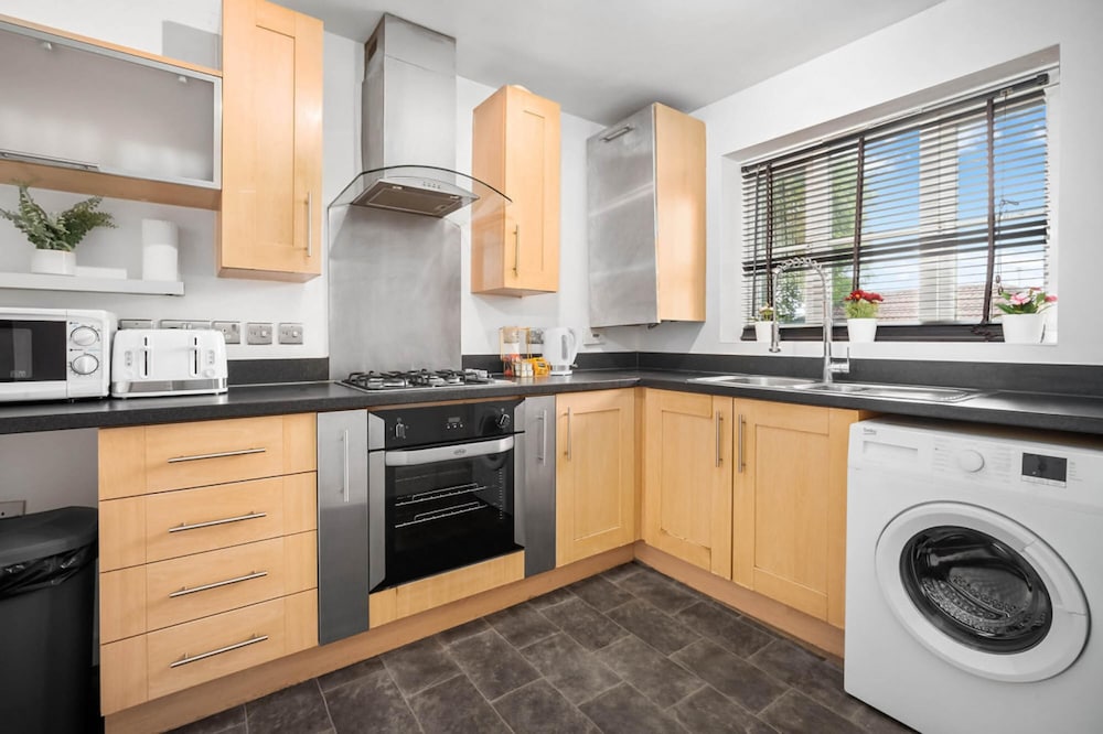 Cute Modern Mews Home in Oldbury