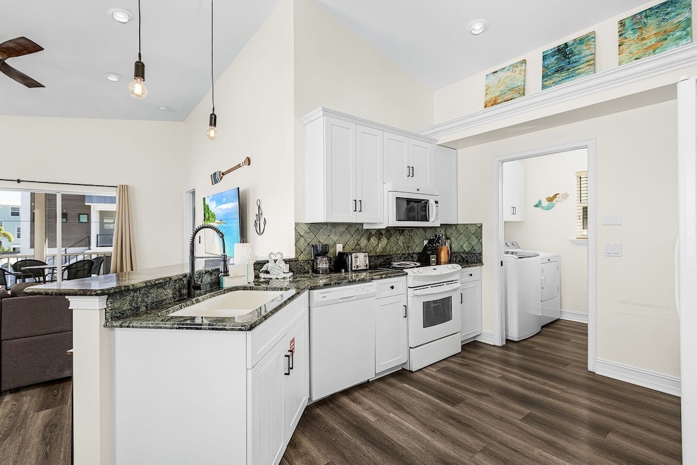 241 Miramar Waves: 3br W/ Heated Pool 3 Bedroom Home