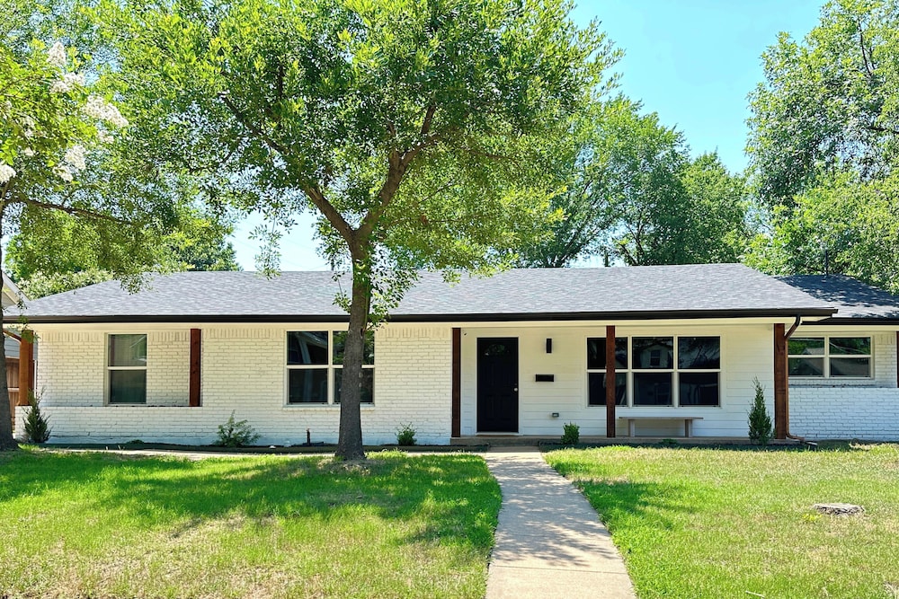 14 Mi to Dallas: Irving Escape w/ Patio & Fire Pit