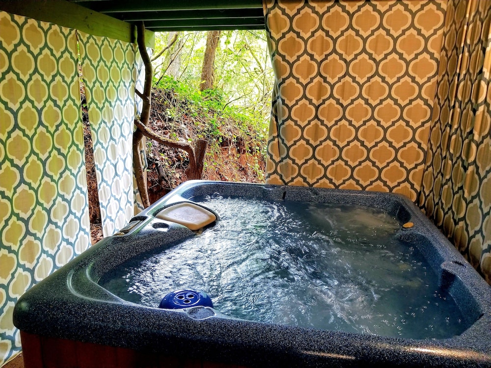 Bear Creek Lodge and Cabins in Helen Ga - Pet Friendly, River on Property, Walking Distance to downtown Helen