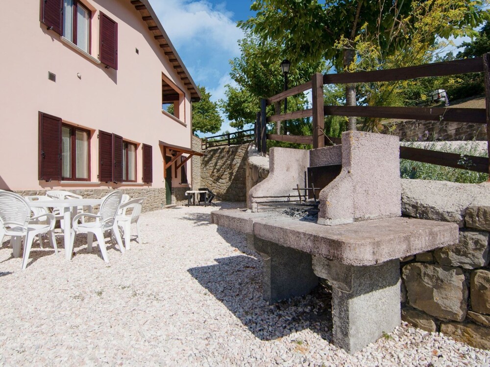 Cozy Farmhouse in Apecchio with Hot Tub view 4