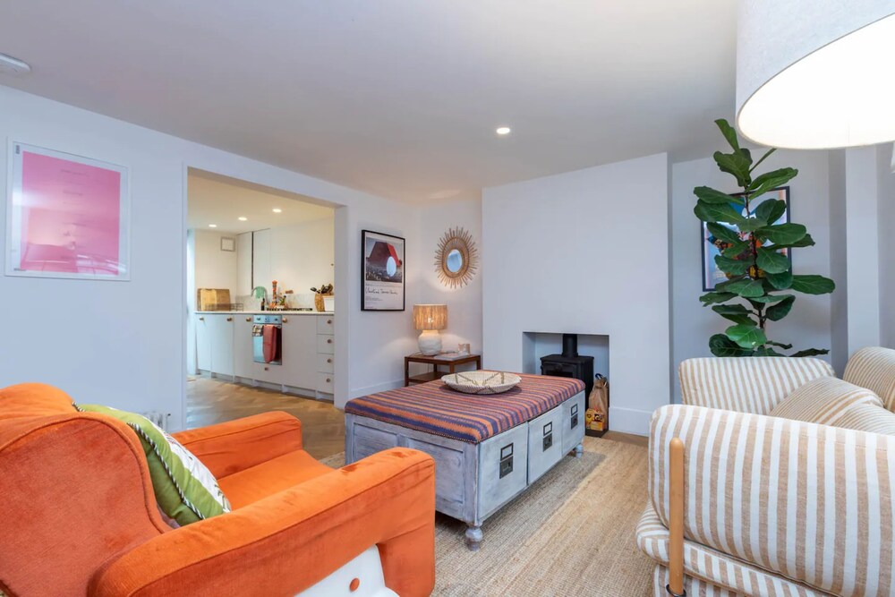 Beautiful 2 Bedroom Townhouse With Garden in Kentish Town