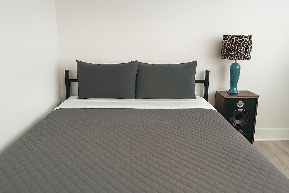 Detroit 4BR Home Bathtub & Pet Friendly Stay