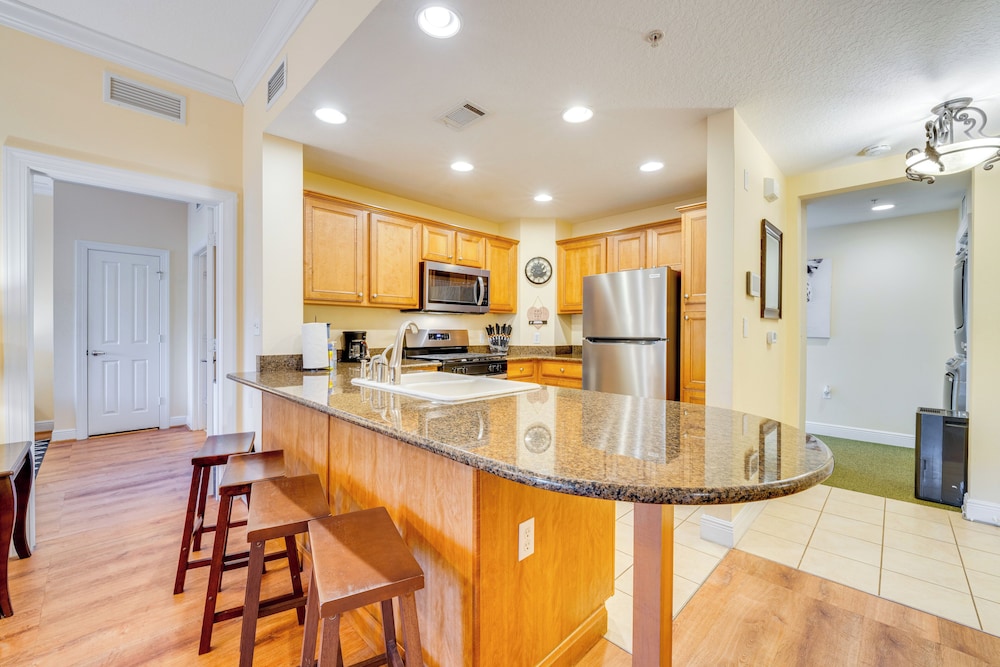 12 Mi to Wdw: Resort Condo w/ Community Hot Tub!