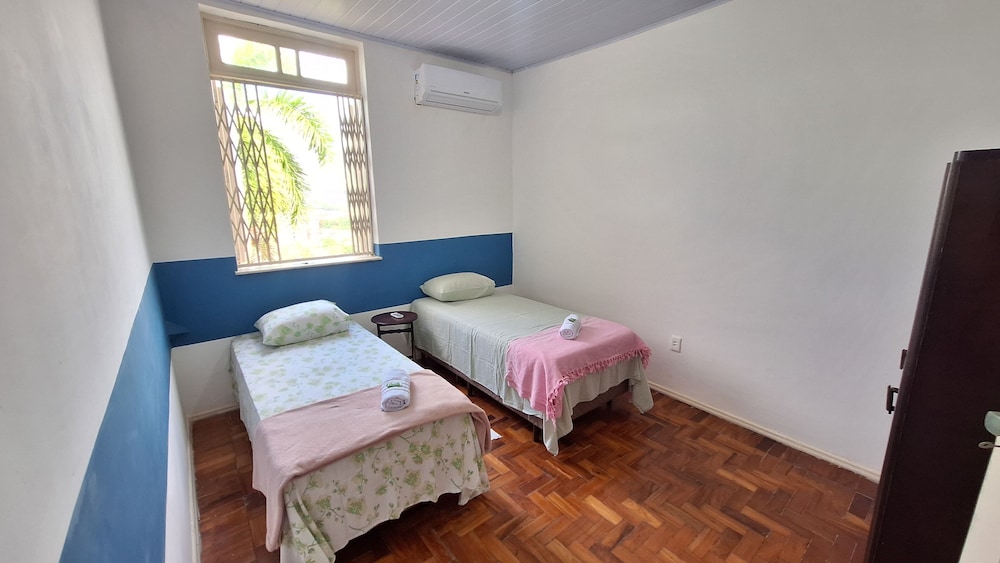 Casa vintage ampla com varanda e quintal