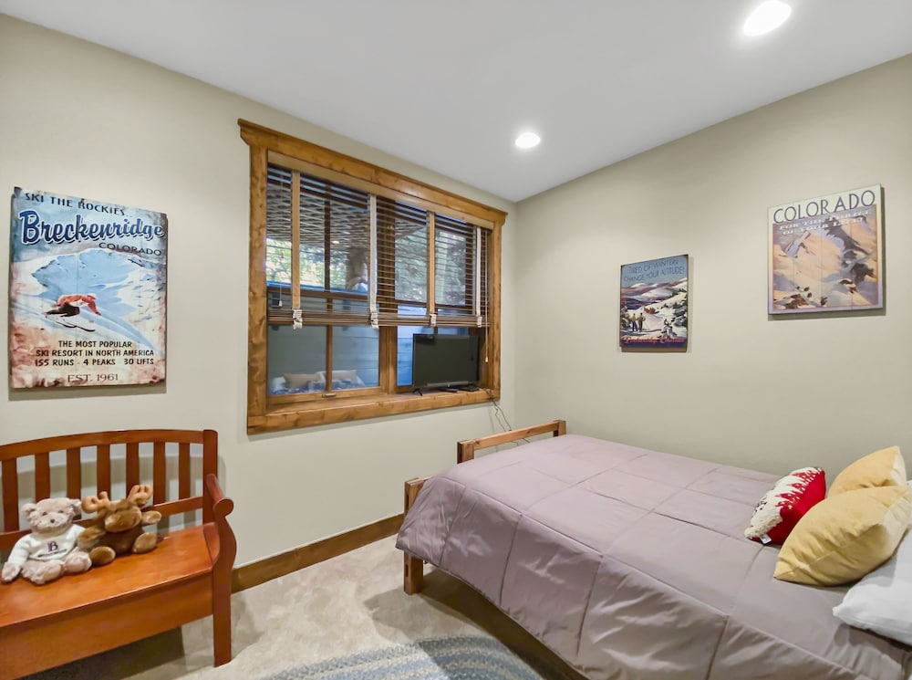Ridge Street Chalet B 2 Bedroom Townhouse by RedAwning view 5