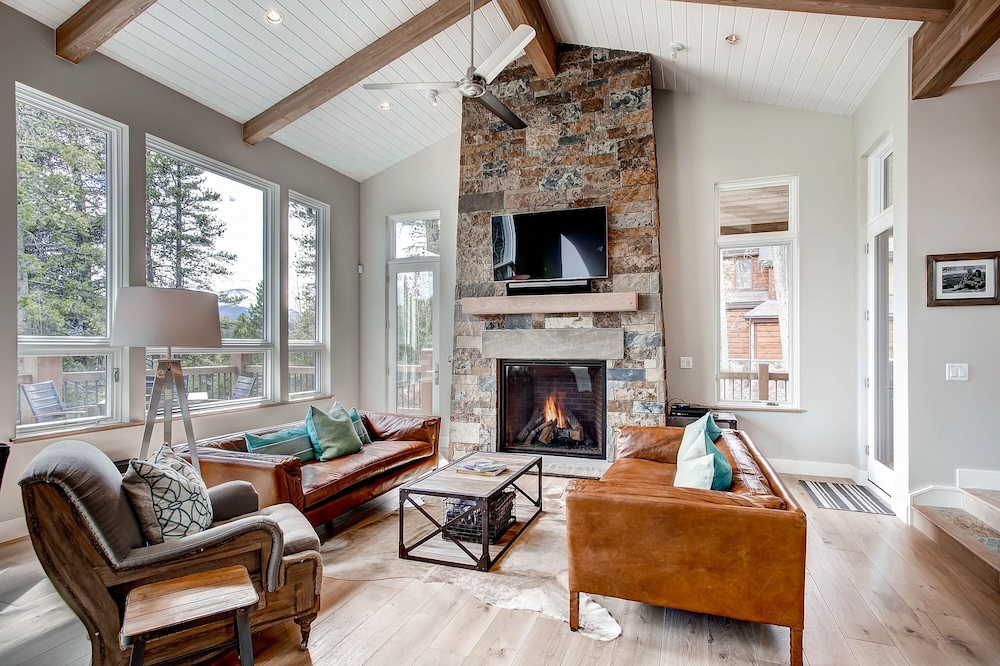 Sunrise Ski Haus 4 Bedroom Home by RedAwning