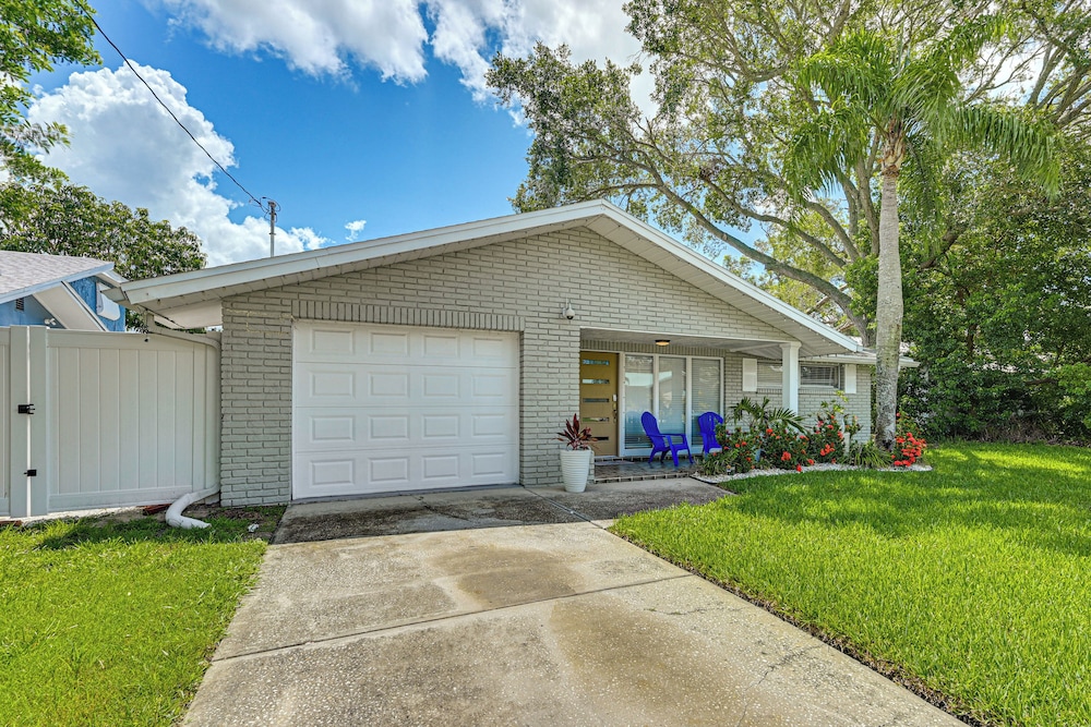 Swim, Fish & Relax: Port Richey Gem w/ Yard!