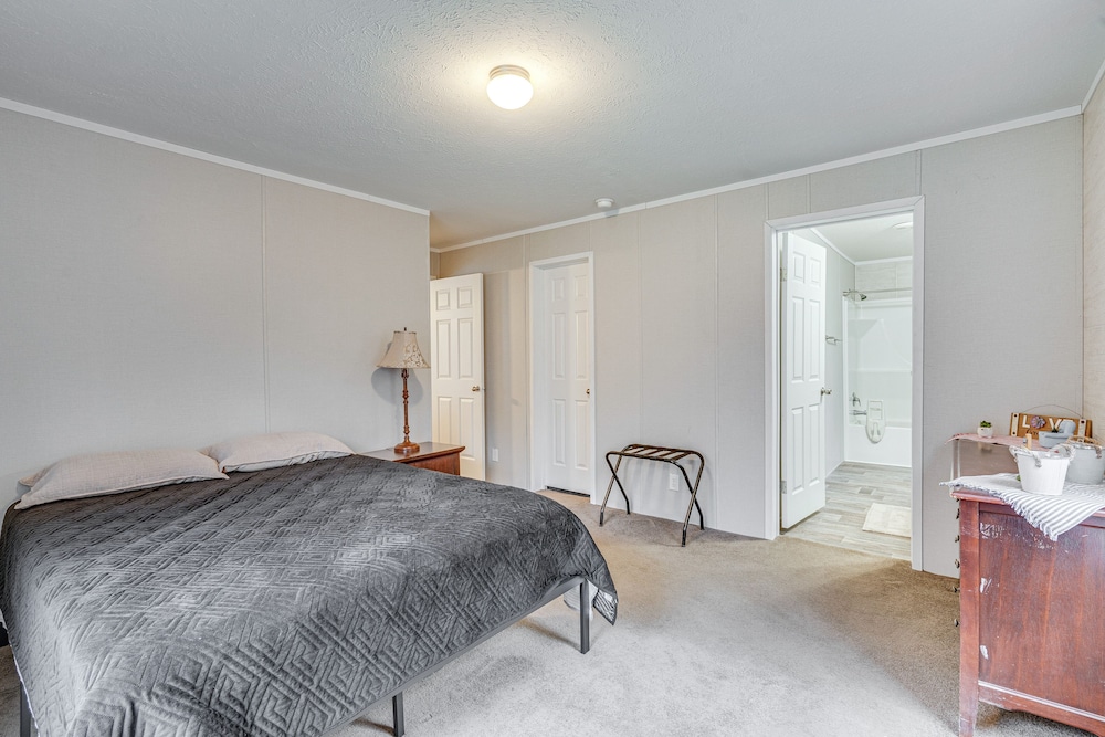 Pet-friendly Home ~ 10 Mi to Hocking Hills!
