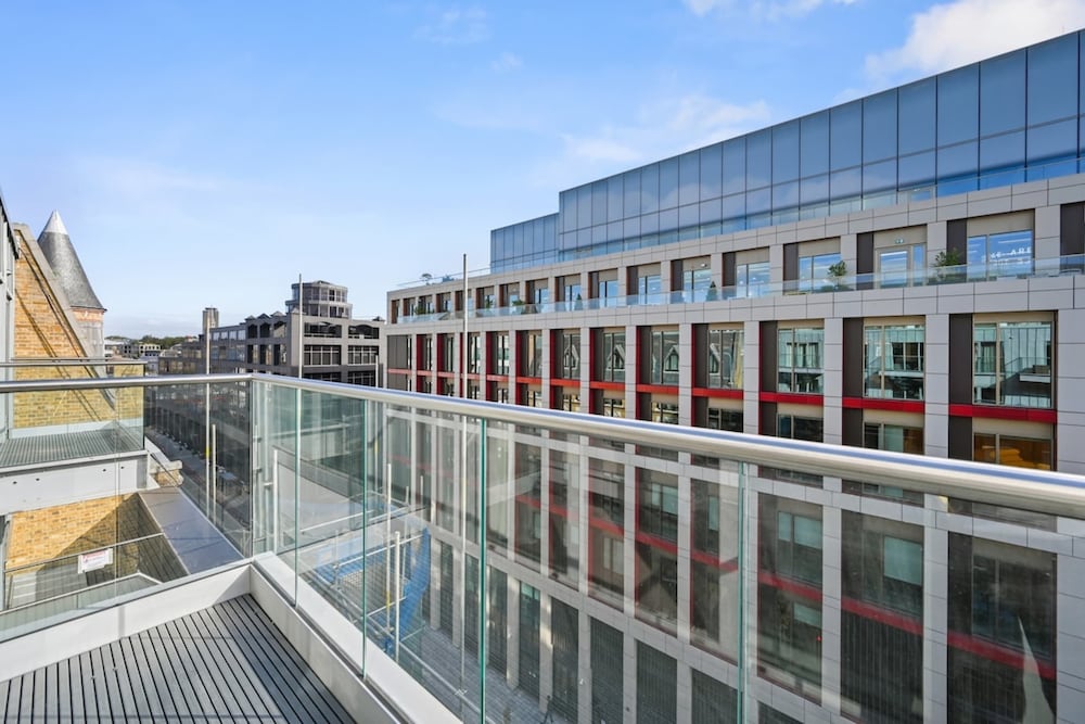 Sleek 2BD Flat W/terrace - 2 Mins From Farringdon!