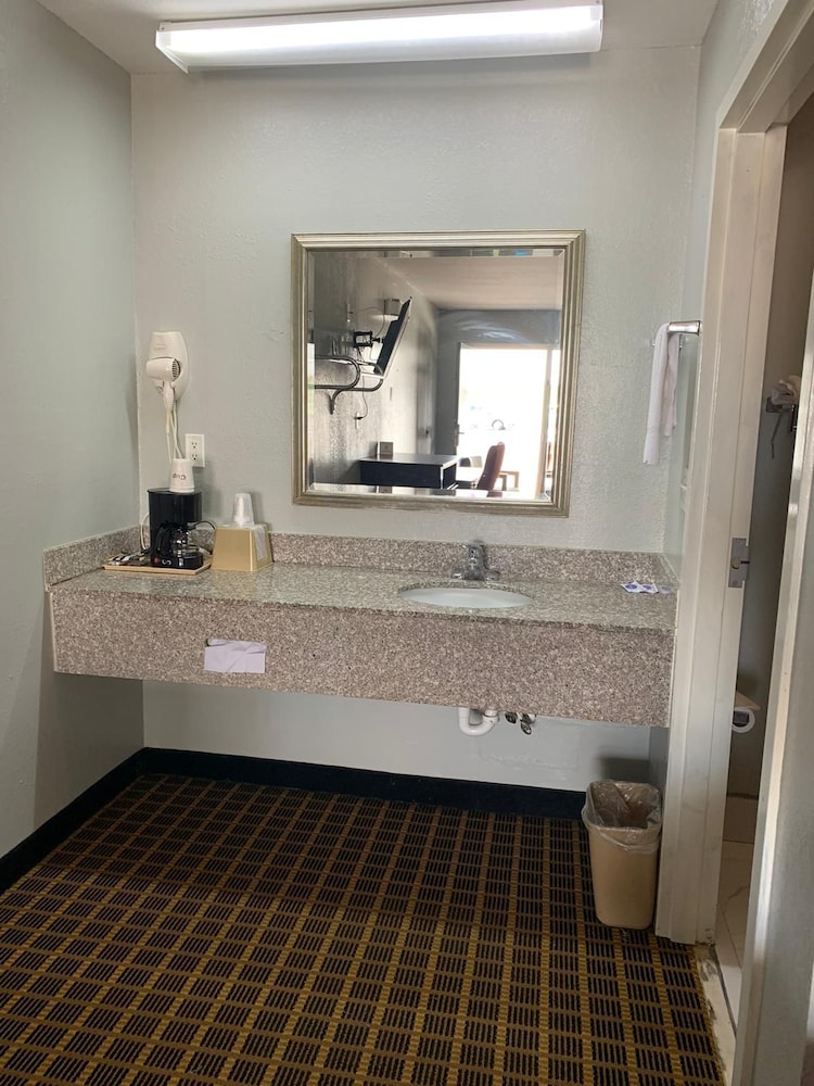 Marianna Vacations - Lake Seminole Inn - Property Image 5