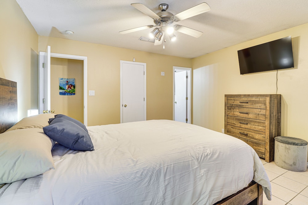 4 Mi to Old Town: Pet-friendly Home w/ Fenced Yard