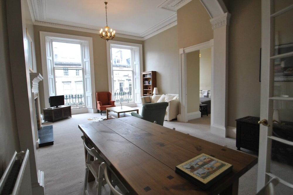Grand New Town 2 Bedroom in Central Edinburgh