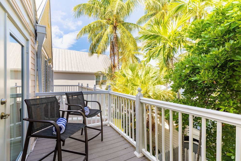 Parrot Perch by Avantstay Old Town Key West w Shared Pool Week Long Stays Only