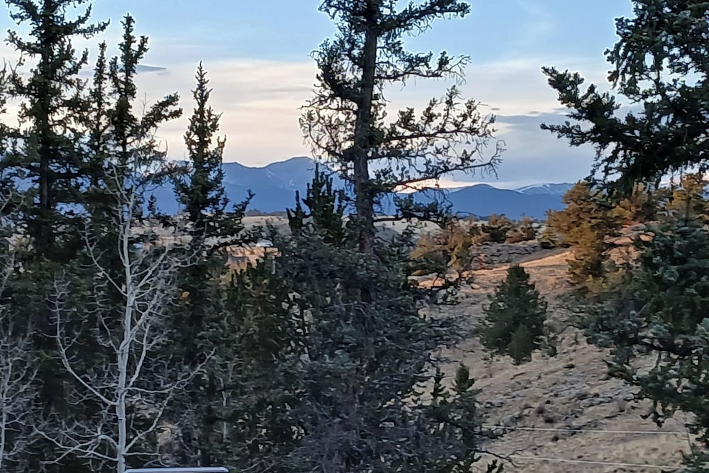 3 BR Cabin w/ Hot Tub, Large Deck & Wifi