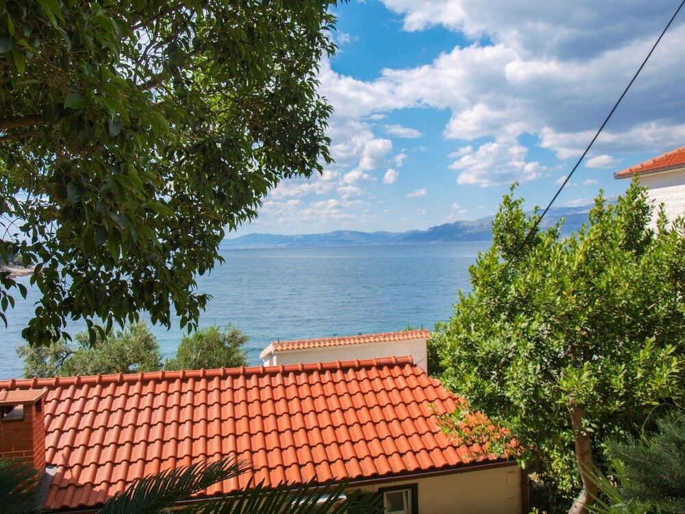 Beachfront Apartment With big Terrace and Garden