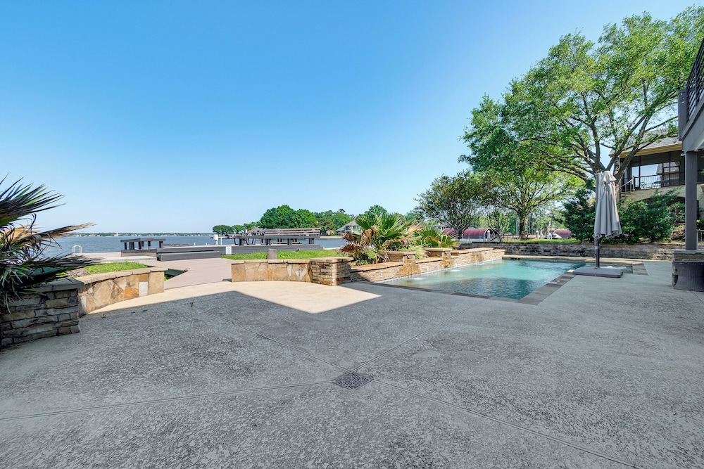 Luxe Family Gem in Montgomery: 'the Lake House!'