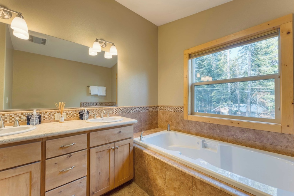 Washoe Chalet by Avantstay Game Room, Hot Tub, Putting Green & Fire Pit