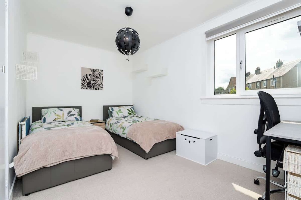 3 Bed House-free Parking