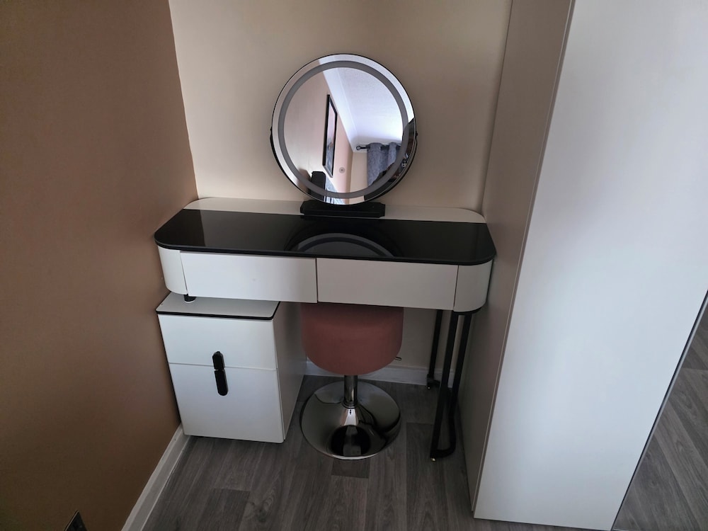 Charming 2 Bedroom Luxurious Home in Thamesmead South East London