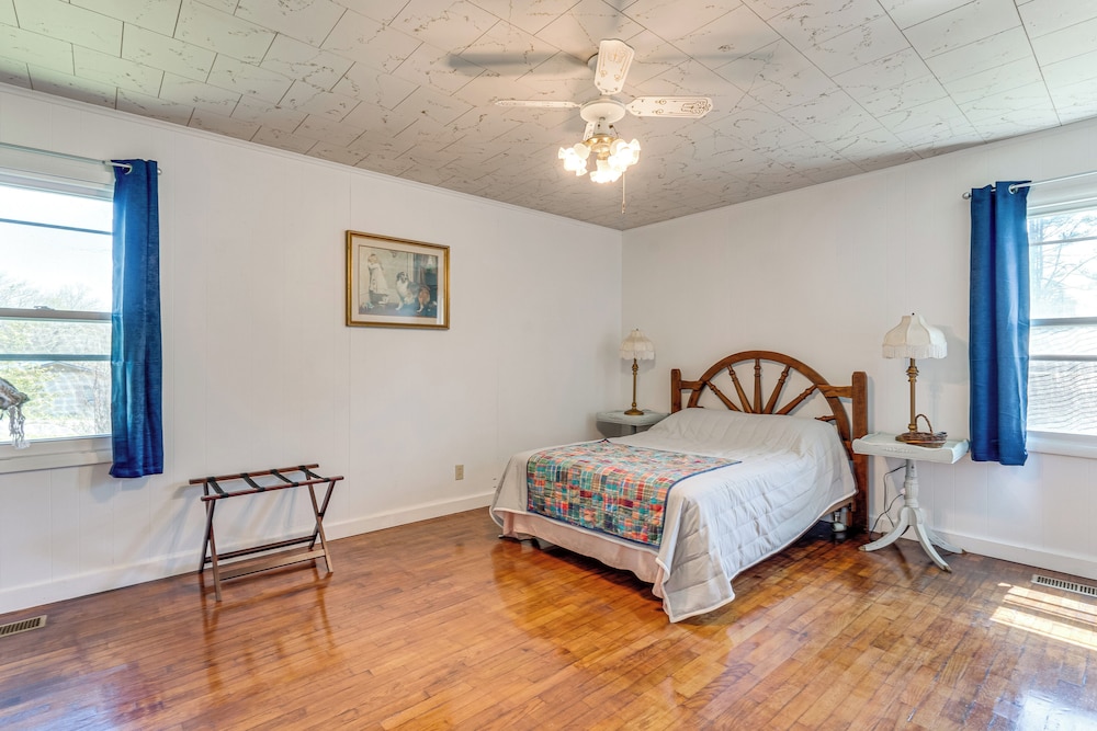 5 Mi to Chatuge Lake: Hayesville Hideaway!