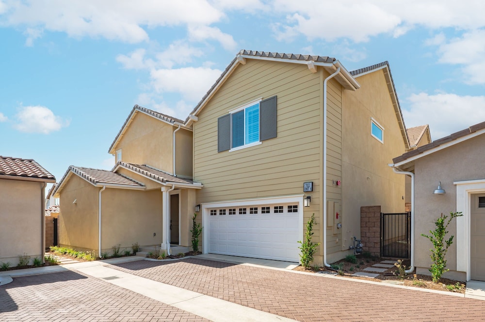 Spacious 5BR Getaway w Game Room Modern Comfort