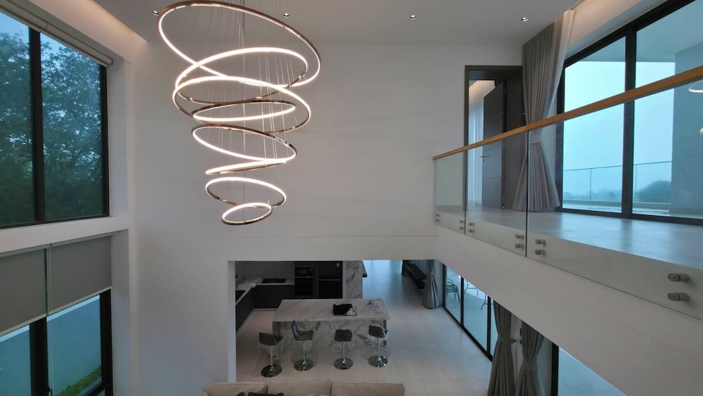 Luxurious 5-bedroom Villa Overlooking Pattaya City