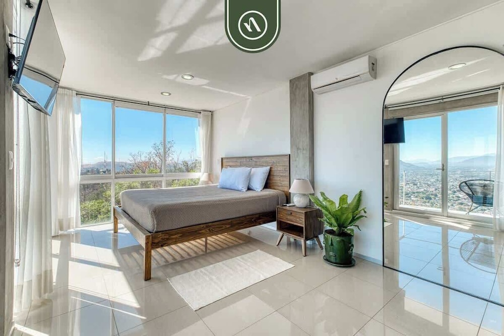 3 BR Condo - Panoramic Views - 5 Min to Downtown