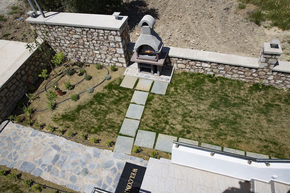 Haraki Stone Apartments