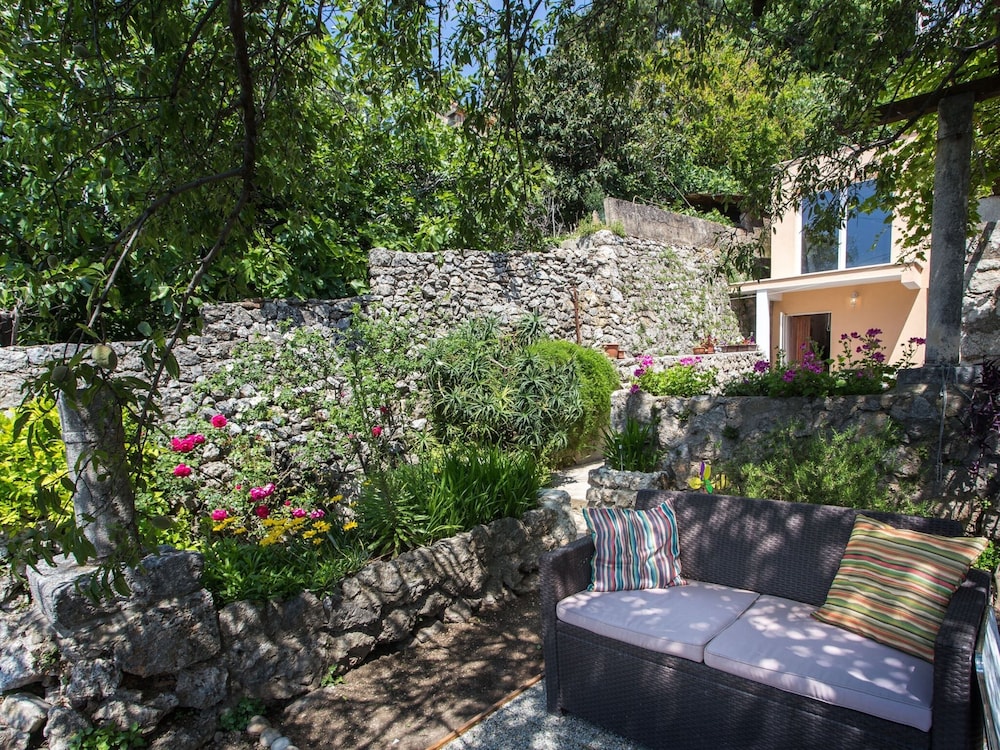 Studio Maro - Studio Apartment With Terrace