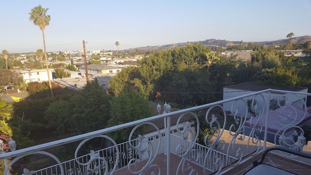 Great 2 Floor house in Beverly-wood