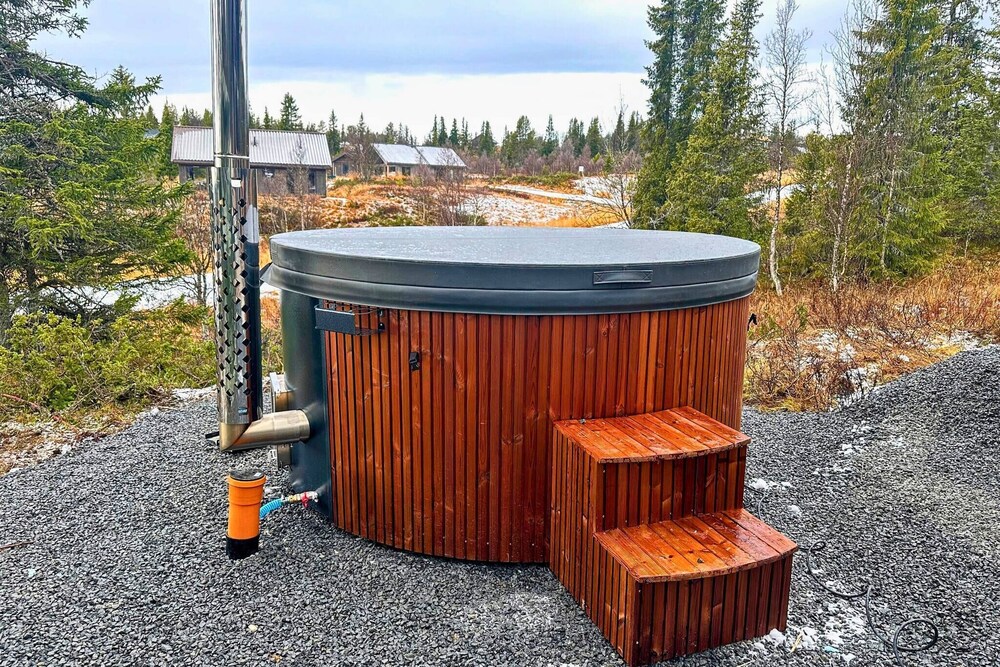 Modern Mountain Cabin - Outdoor Hot Tub - 8 Beds