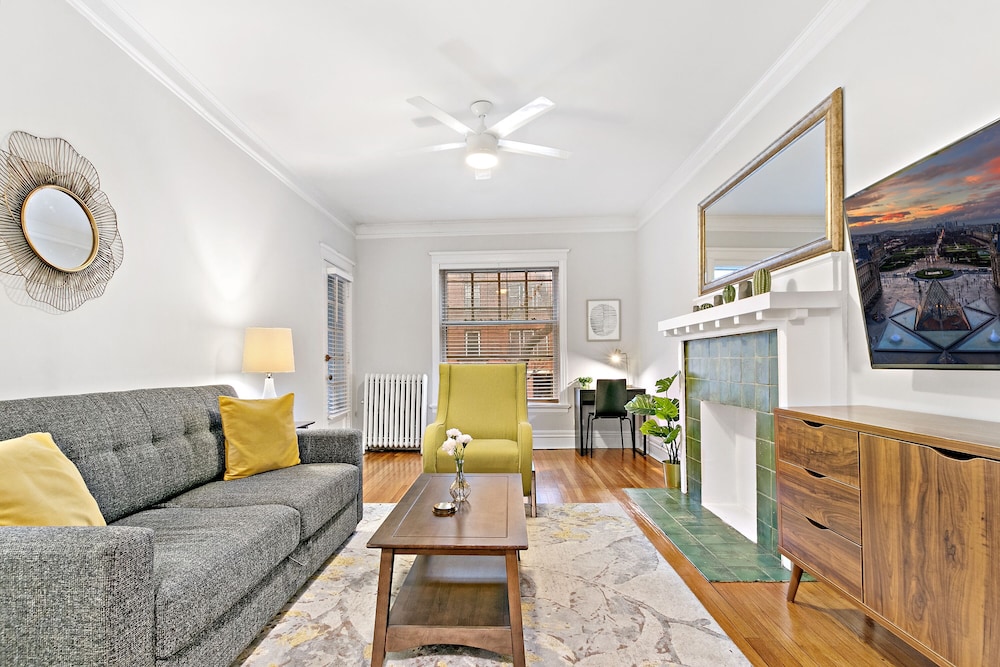 Chic 2BR Escape - Buckingham 1