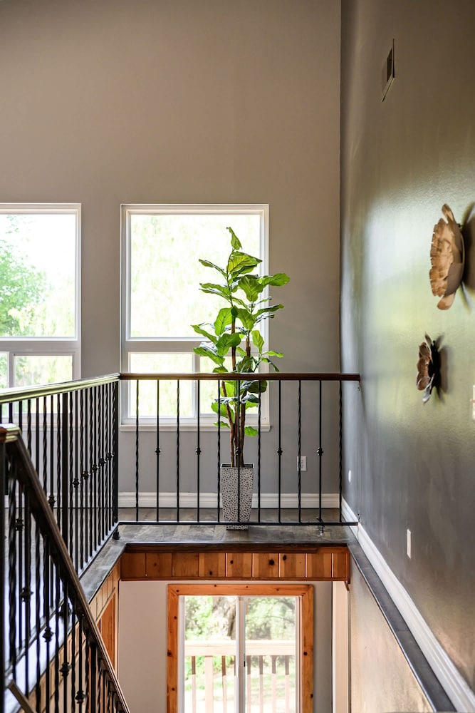 Mountain View Family Retreat w Game Room Scenic Decks