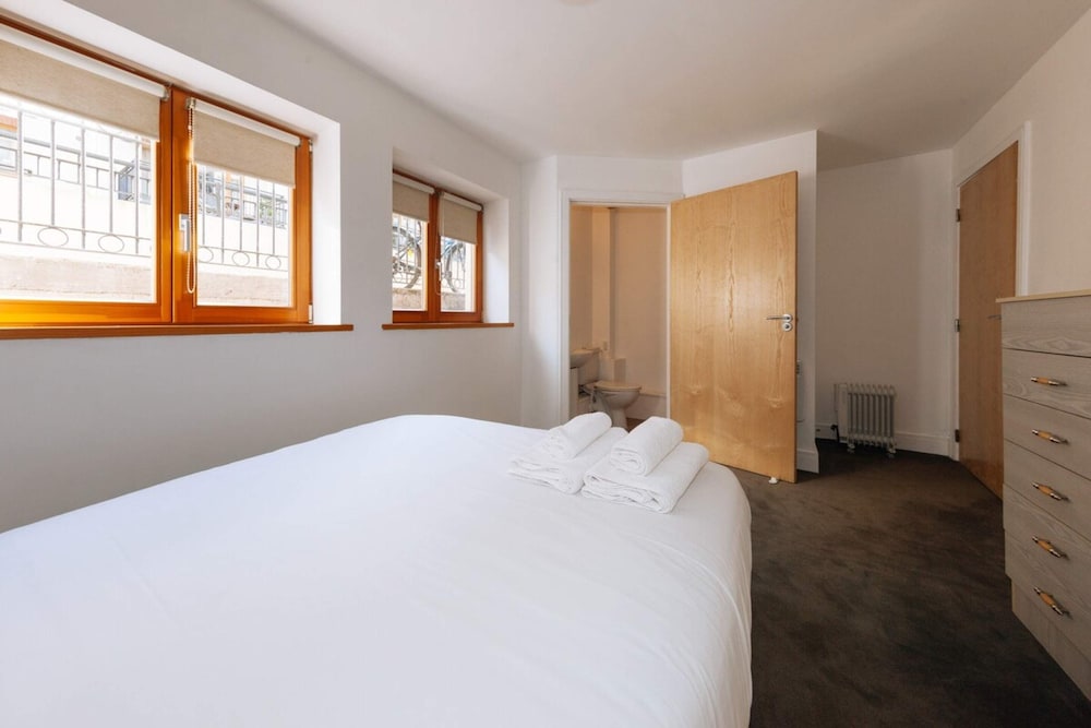 Exhilarating 2BD Flat With Outdoor Patio, Dublin!