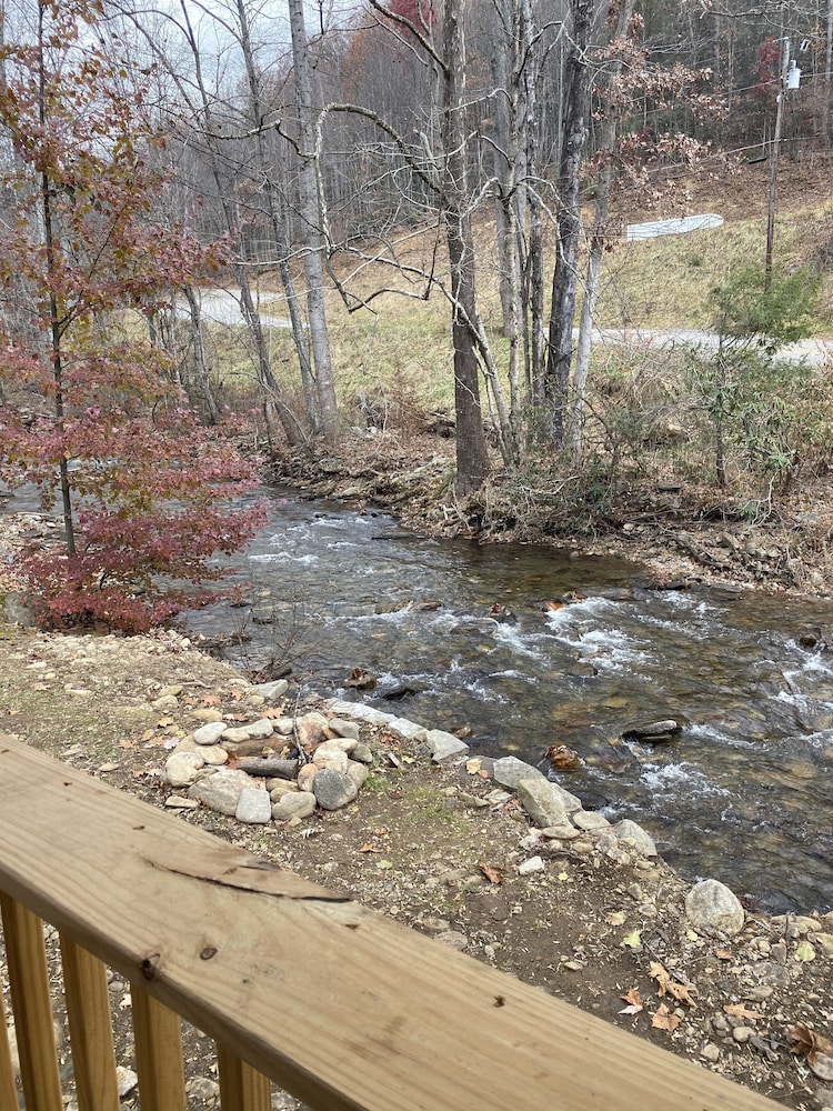 Smoky View Cottages & RV Resorts