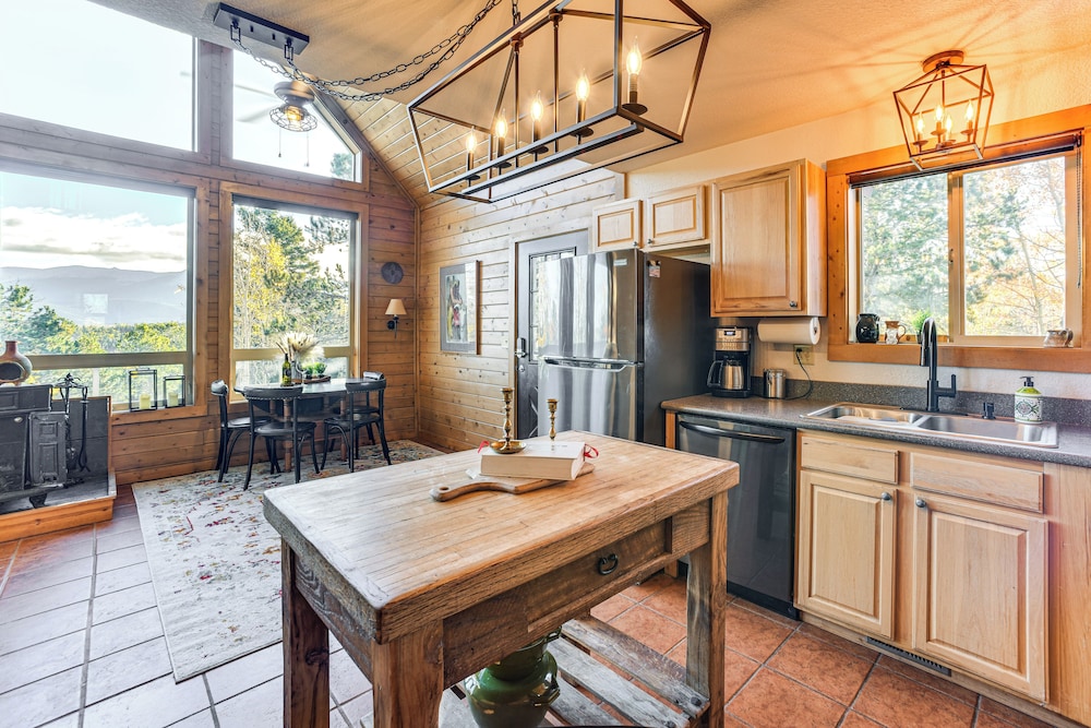 Hot Tub & Peak Views: Cripple Creek Cabin
