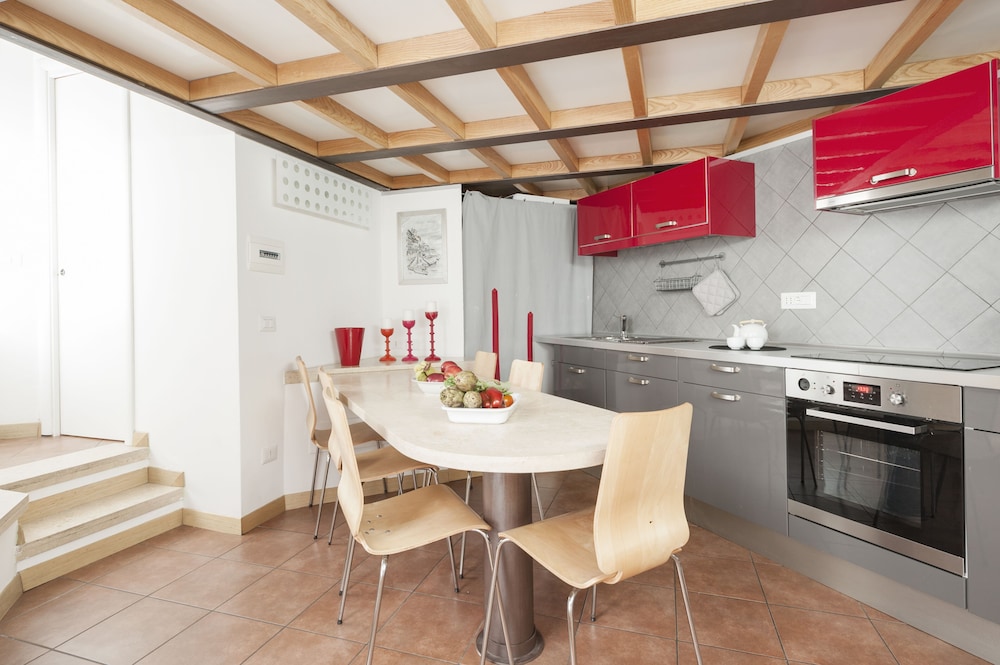 Inviting 3-bed Apartment in Roma 4mins to Colosseo