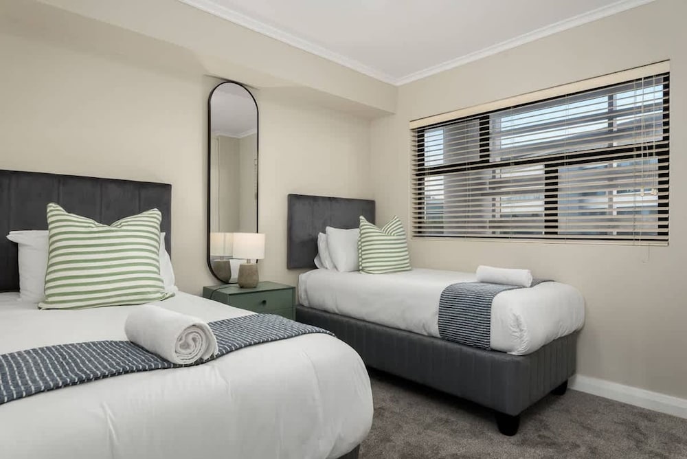 Modern 2 Bed Century City Apartment Pool Braai