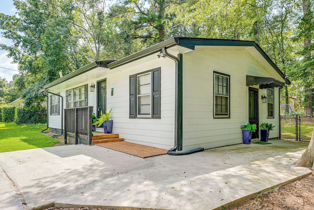 5 Mi to Town: Pet-friendly Retreat in Marietta!