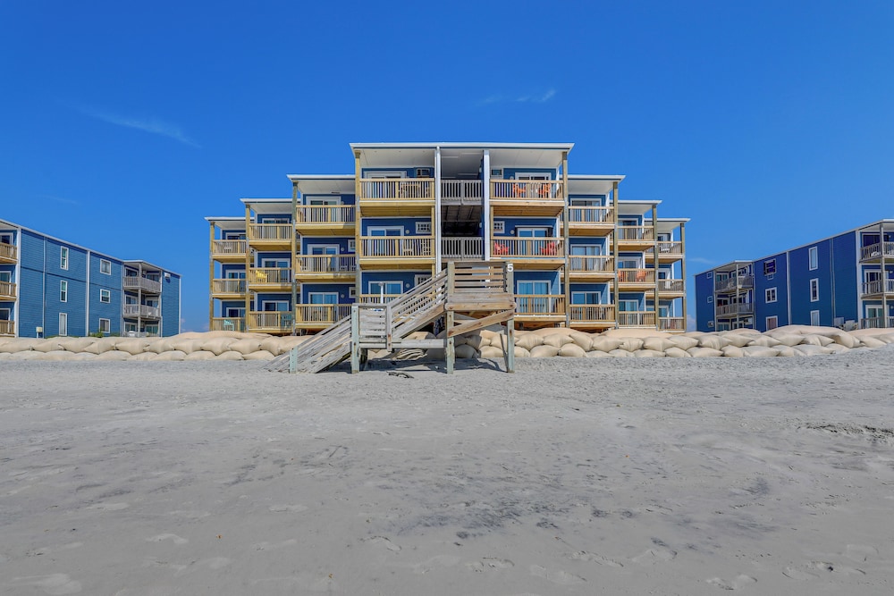 Walk to Ocean: North Topsail Beach Gem w/ Balcony!